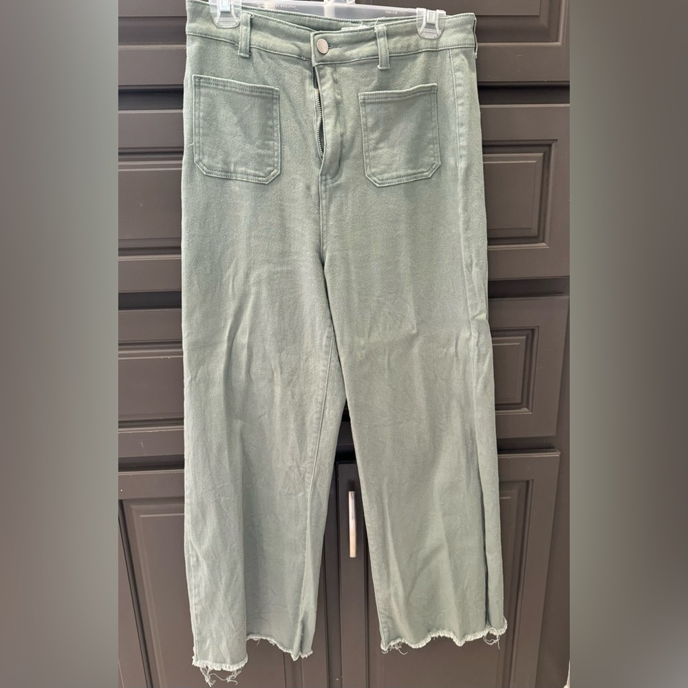 Entro, size Large, olive, raw hem